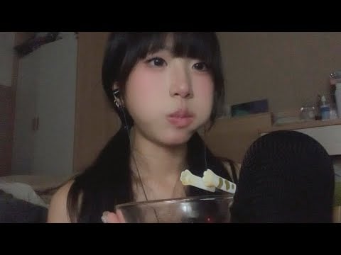 【00猪 ASMR】轻语食音 | 喉咙痒了...无骨鸡爪挠挠！ | Spicy and sour boneless chicken feet chewing sound