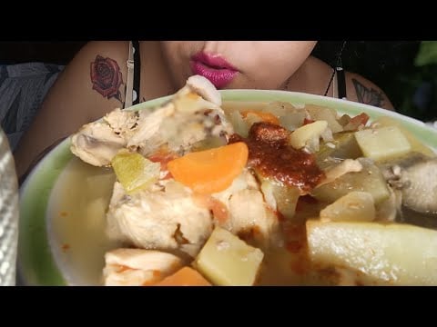 ASMR Comiendo patitas de pollo en caldo de verduras 