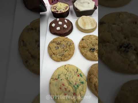 CRUMBL VLOG 🍪🌙 #asmr #crumblcookies #food #satisfying #tapping
