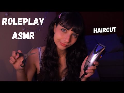 Roleplay ASMR ITA - La tua amica pasticciona ti taglia i capelli... (3dio, click tongue, haircut)