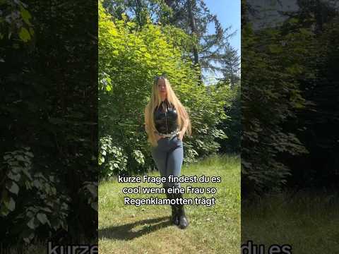 Wie findest du Frauen in Regenklamotten? Also Gummistiefel habe ich schon mal. 😍