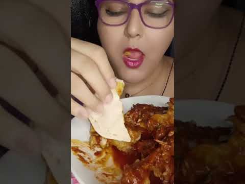 ASMR comiendo patitas de cerdo y de pollo