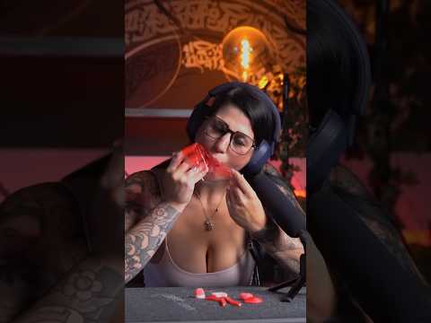 Hast du die Abdrücke an der Tischkante gesehen? 😱🤭  #asmr #asmrgirl #asmreating #asmrsound#girl