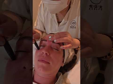 Masaje con gua sha de madera en ojos #masaje #guashamassage #guashatherapy #guashafacial #short