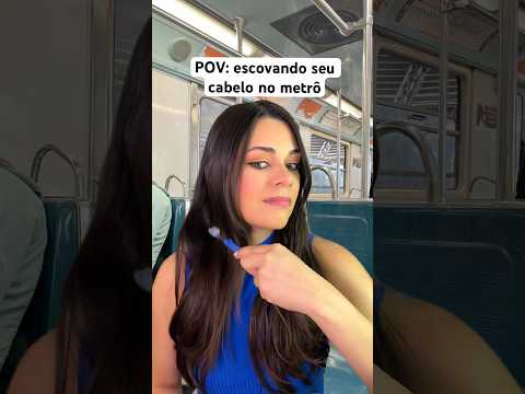POV: escovando seu cabelo no metrô #asmr #asmrsounds #humor #shorts