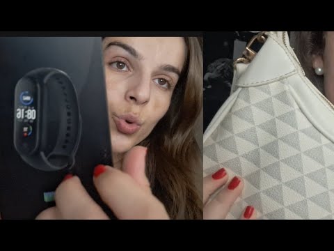 ASMR tapping em objetos aleatórios, mostrando o que tem na minha bolsa e beijinho no final