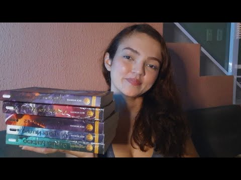 ASMR: te mostrando meus livros favoritos [voz suave e tapping]