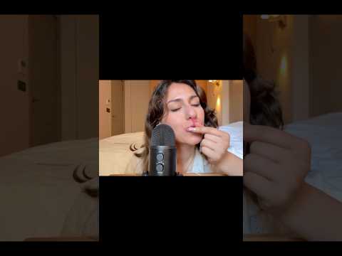 ASMR scratching and kissing sounds for you to sleep tight🌚💤 #asmr #visualtingle #tingles #sleepaid