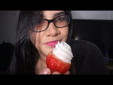 ASMR comiendo fresas con crema batida