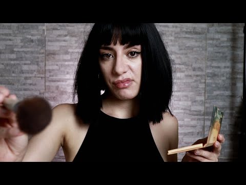 ASMR - MAQUILLISTA ANTIPÁTICA TE MAQUILLA