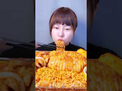 #shorts eating spicy noodles #linhasmr #asmr #asmr #noodles