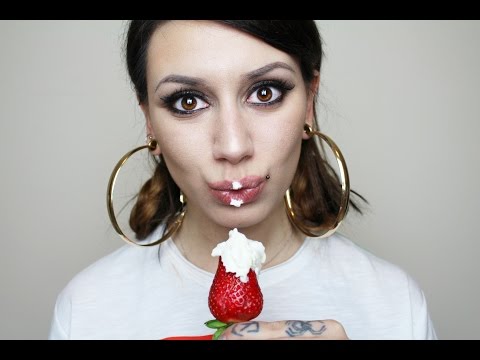 ASMR Eating Sounds | Whisper | Strawberries & Cream (ita)