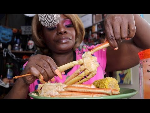 Crackling Eating Sounds ASMR Seafood Boil Garlic Butter