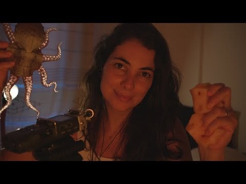 ASMR NO ESCURINHO - SUSSURROS DE PERTO, ESTALINHOS E GATILHOS PARA DORMIR