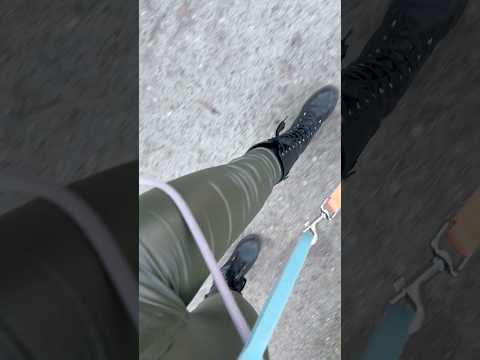 ASMR mit einer grünen Kunstlederhose im Sand. 🙂