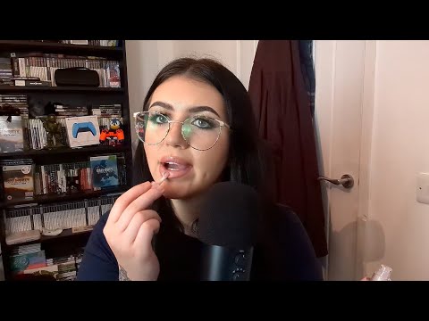 ASMR doing your makeup 💄| mouth sounds included