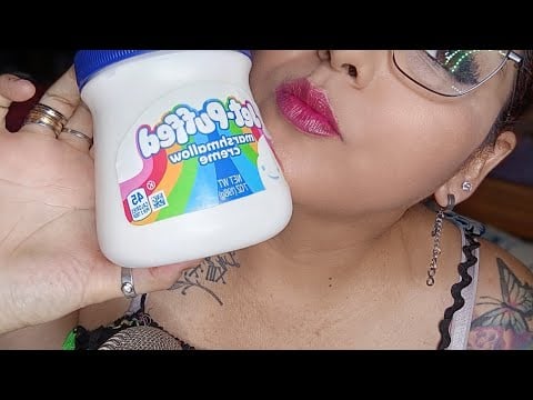 ASMR comiendo crema de malvaviscos en vasito transparente 