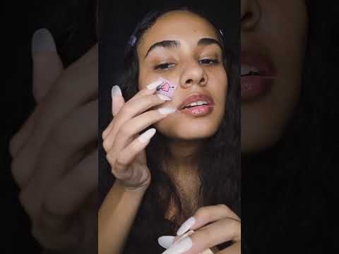 ASMR COLOCANDO FIGURINHAS NO ROSTO #asmr #figurinhas #viralshort #viral #asmrboca#shortvideo#dormir