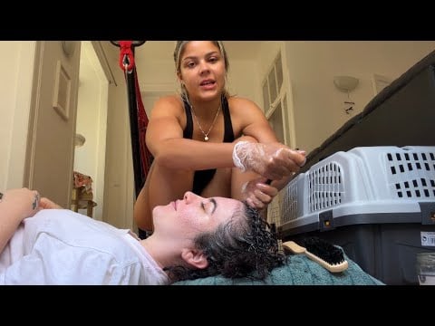 Bia passando óleo de coco no meu cabelo