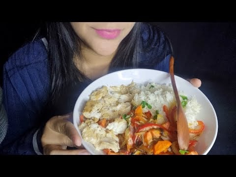 ASMR comiendo merluza con arroz y vegetales 