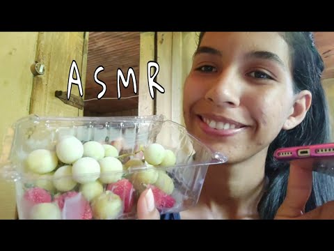 ASMR" COMENDO FRUTAS CONGELADAS / Frozen Grapes and Strawberry/ Sons de mastigação"