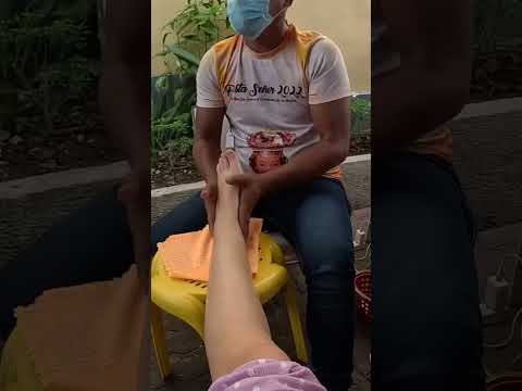 Reflexología podal por solo un dólar en la Iglesia de Santo Niño en Cebú, Filipinas #travel #massage