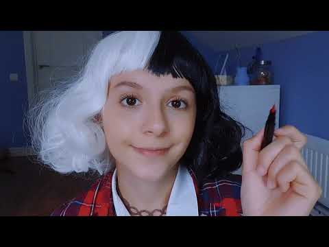 АСМР Круэлла накрасит тебя | Cruella ASMR make up [role play, whispering, personal attention]
