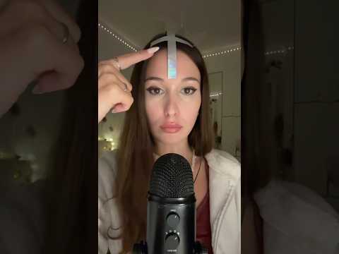 Je prête ma couronne mais pas trop longtemps 🙃 #asmr #asmrtape #crackles #relaxingsounds #tingles