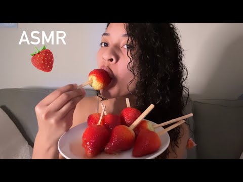 ASMR Español COMIENDO SUGAR GLAZED STRAWBERRIES **SONIDOS CRUJIENTES** (STRAWBERRY TANGHULU?)
