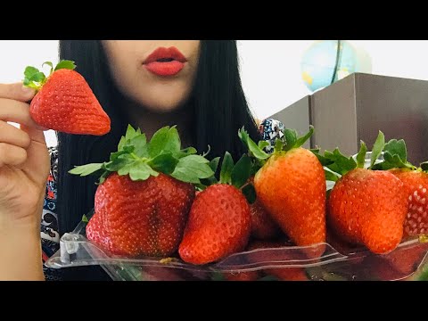 ASMR COMIENDO FRESAS CON CREMA BATIDA🍓🥛