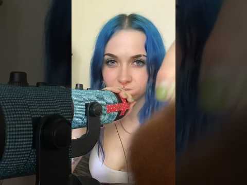 you have a very crinkly face 🤔 #asmr #crinkles #facebrushingasmr #shorts