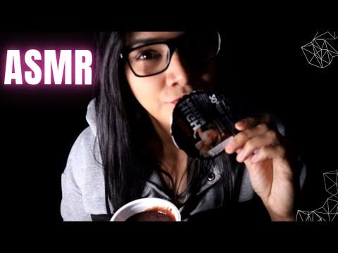 ASMR comiendo mousse de chocolate en tapita| ASMR lamiendo en Español