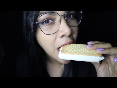 ASMR comiendo Sandwich de Helado + leo anedocas de malos trabajos
