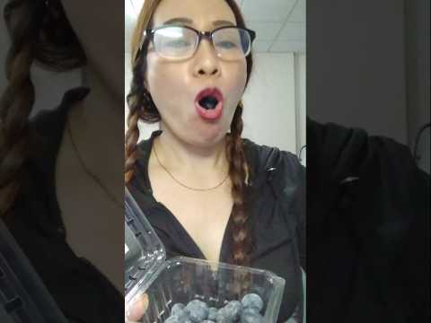 How I eat blueberries #mukbang #everyone #shortsfeed #eating #food #crazy #eatingchallenge