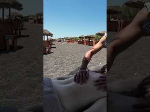 Inigualable masaje chino de espalda en una playa de Santorini #relax #beach #massage #short