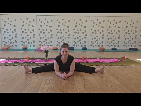 A LITTLE STRETCH SESSION WI/ ME AT THE YOGA RETREAT