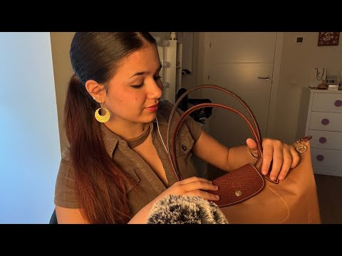 ASMR qué llevo en mi bolso de la uni 👜 