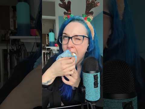 ASMR SNOWMAN CUPCAKE #asmrchristmas #eatingsounds #shorts #asmr