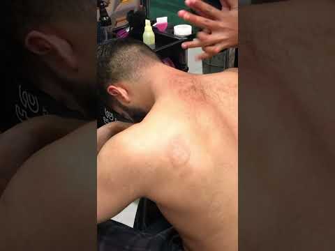#backmassage #loudbackcracking #backcrack #stressrelief #lowerbodymassage #barber