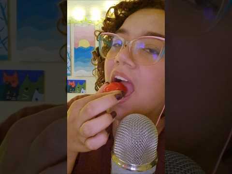 MORANGO DO AMOR em ASMR 🍓✨ #asmr #relax #asmrmukbangeating #mukbang #morangodoamor