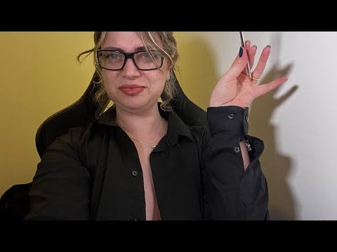 ASMR - Secretaria mal - educada te entrevista para um emprego ( voz suave )