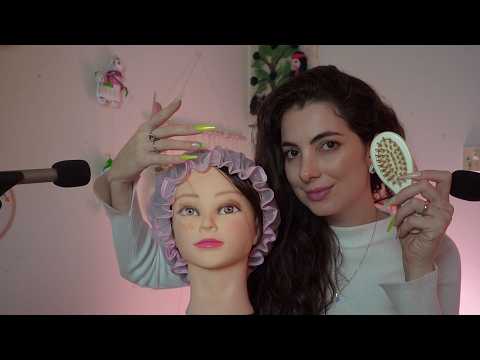 ASMR cabeleireira do bairro com unhas gigantes