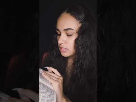 ASMR LENDO A BÍBLIA PARA VOCÊ!#asmr #viral #biblia #shorts#short #trigger#tapping#sono#lendoabiblia