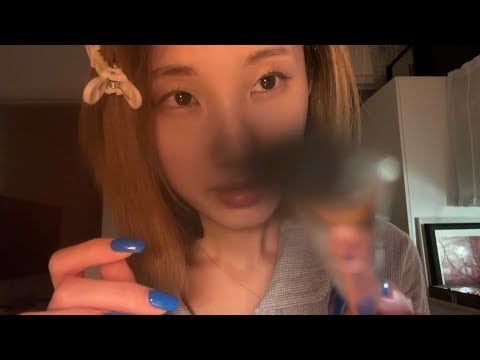 ASMR..gentle brush your face，please close eyes.
