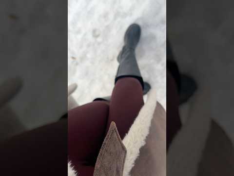 ASMR in meiner braunen Sportleggings immernoch auf dem Eis. 🍦