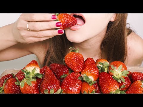 COMIENDO FRESAS (Eating sounds) | ASMR Español | Asmr with Sasha