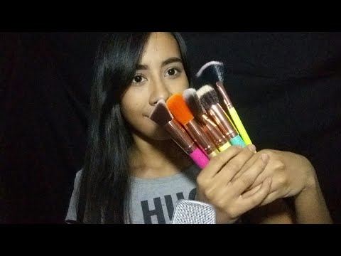 ASMR En Español- semi Inaudible [tocando tu cara con brochas]