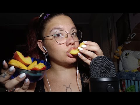 EATING A PEACH (Eating Sounds) 😴💜 | ASMR ITA