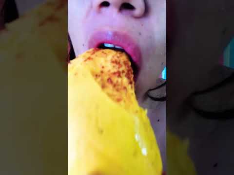 Mango con chile 🥭 👅🔥 #asmr #mango #mouthsounds #eatingsounds #foodasmr
