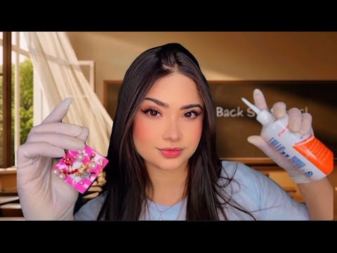 ASMR:GAROTA DO FUNDO DA SALA FURA SUA ORELHA 👂 